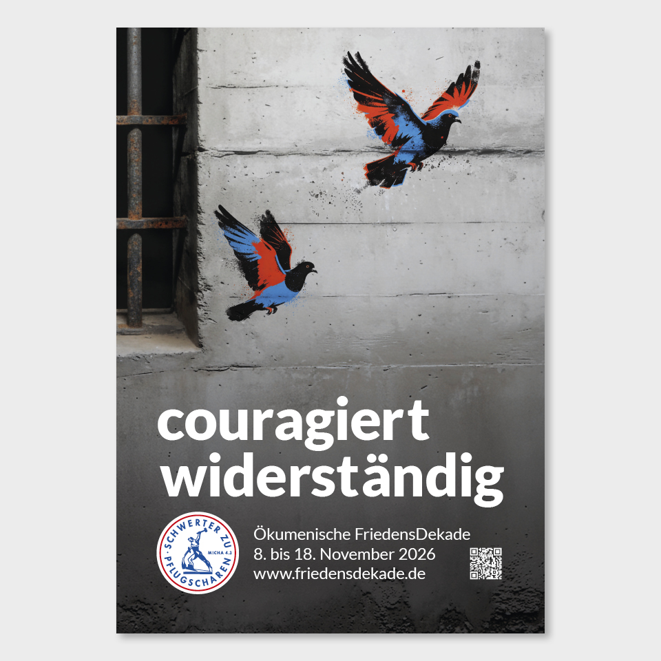 Plakat der Ökumenischen FriedensDekade 2026 mit dem Motto „couragiert widerständig“. Grafik von Olaf Warburg zeigt zwei stilisierte Friedenstauben in Blau und Rot, die über rostige Gitterstäbe fliegen. Unten links das Logo „Schwerter zu Pflugscharen“. Inklusive QR-Code zur Website.