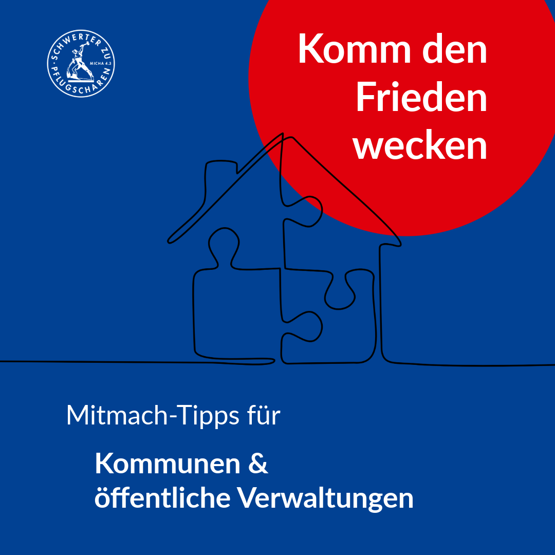 Blauer Hintergrund, mit einem roten Kreis in der rechten oberen Ecke, darauf steht Komm den Frieden wecken. Zu sehen ist ein aus einer Linie gezeichnetes Haus, dessen Wand aus vier Puzzleteilen besteht. Darunter steht Mitmach-Tipps für Kommen und öffentliche Verwaltungen.