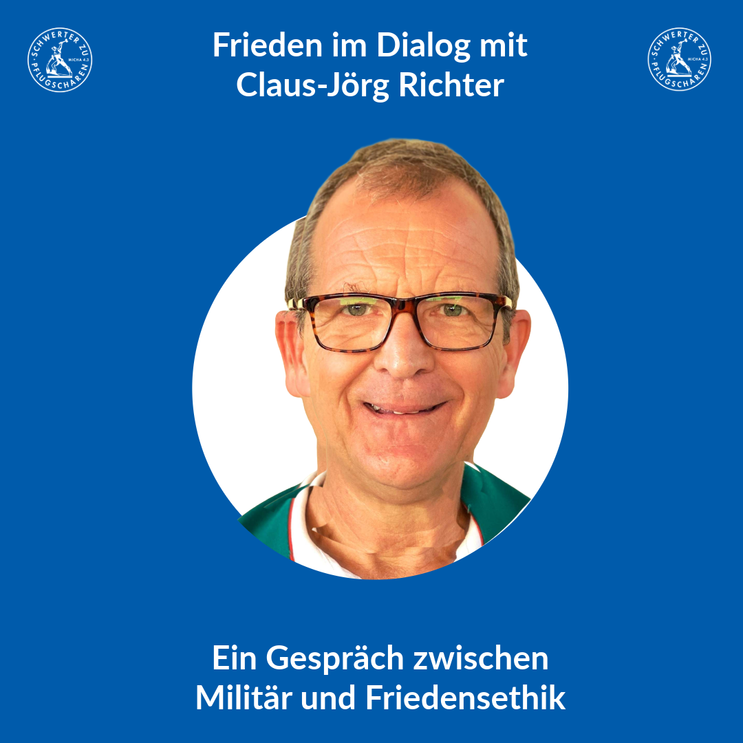 Blauer Hintergrund mit zentriertem weißen Kreis, aus dem der Militärpfarrer Carl-Jörg Richter schaut.
