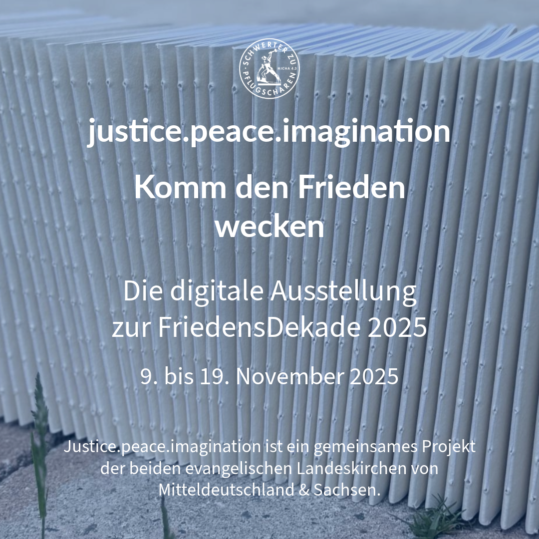 Ein Stapel weisser Sketchbooks daruf der Titel der digitalen Ausstellung justice.peace.imagination
